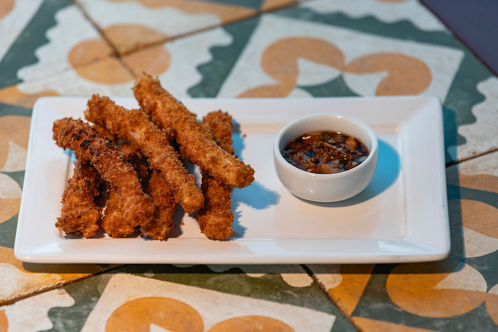 Palitos de pirarucu empanados no coco, acompanhados de molho especial, servidos no restaurante Porto do Sol.