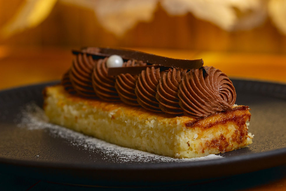 A cocada assada com caramelo de cupuaçu e chocolate 70% cacau foi criada exclusivamente pelo chef Ronaldo Savaris para a Revista Digital Chefs de Rondônia. Uma sobremesa que reúne ingredientes brasileiros em uma combinação delicada e cheia de personalidade. Foto: Eduardo Francischelli.