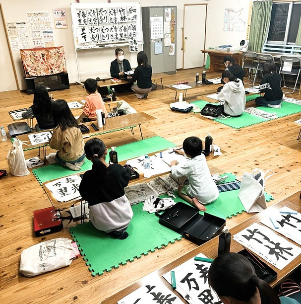 書道教室写真 (1)_edited.jpg