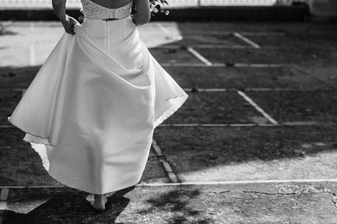 bride walking bare foot in the Almalfi coast
