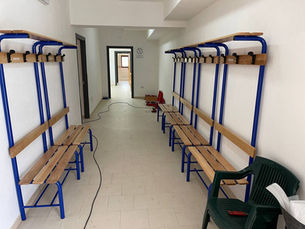 Fornitura arredamento spogliatoio per un campo sportivo