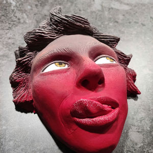 Escultura rostro mujer relamiéndose