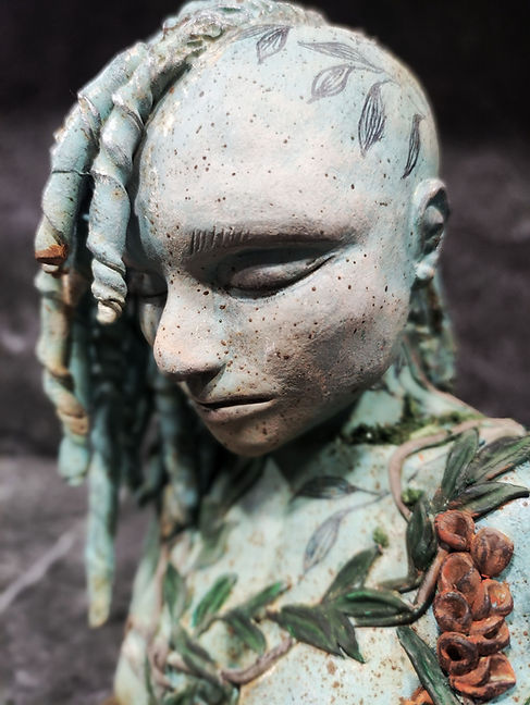 Escultura de mujer triste.Color Broce verde