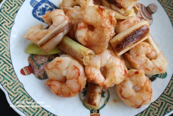 じっくり焼いたネギがポイント！【レシピ】海老とネギの塩炒め