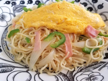 バター香る♡塩焼そばのオムレツのっけ