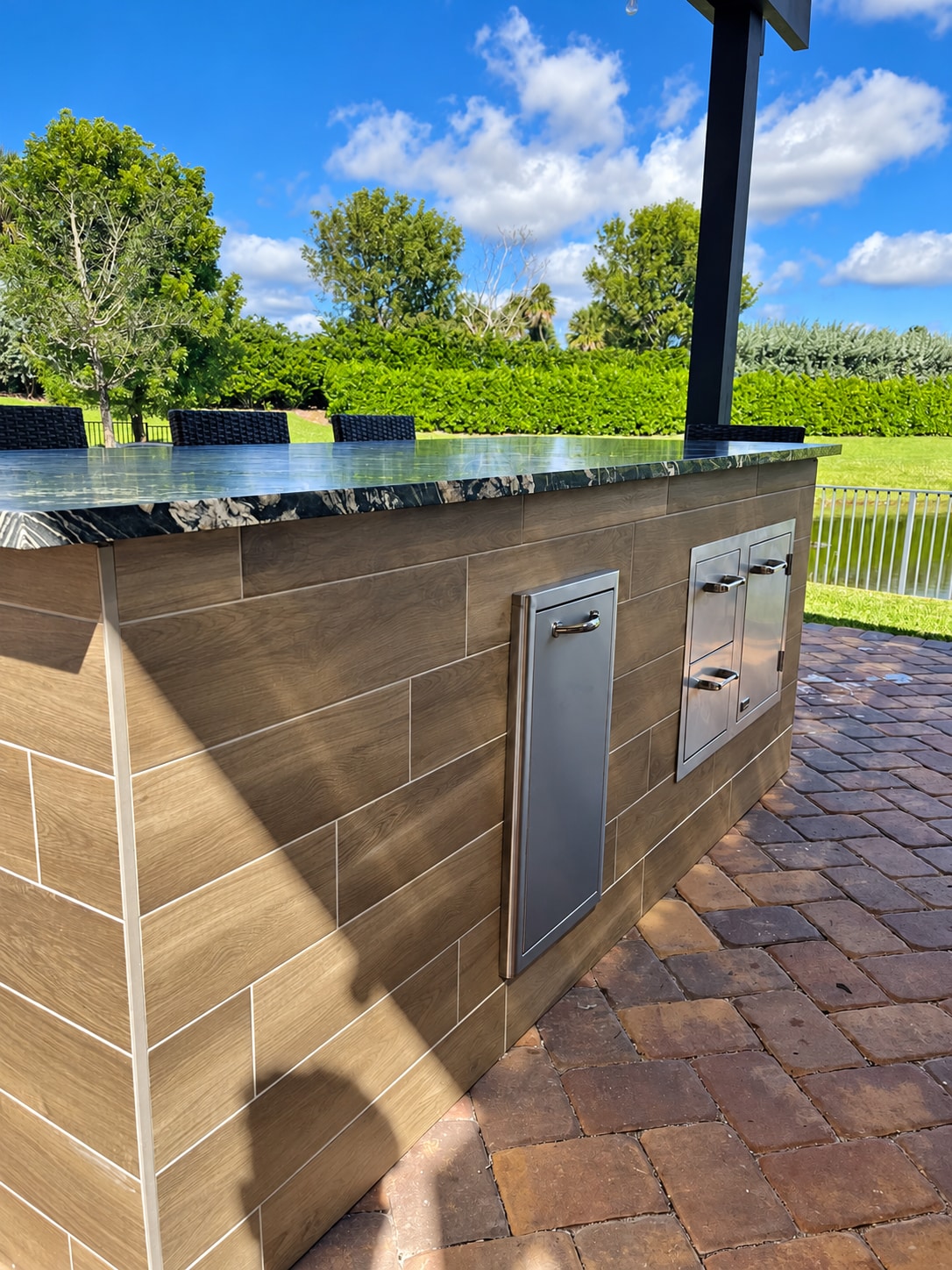 Outdoor bar & wood-look tile