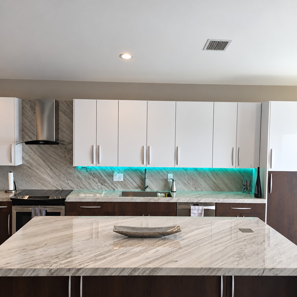 Modern kitchen & marble island — project view 2