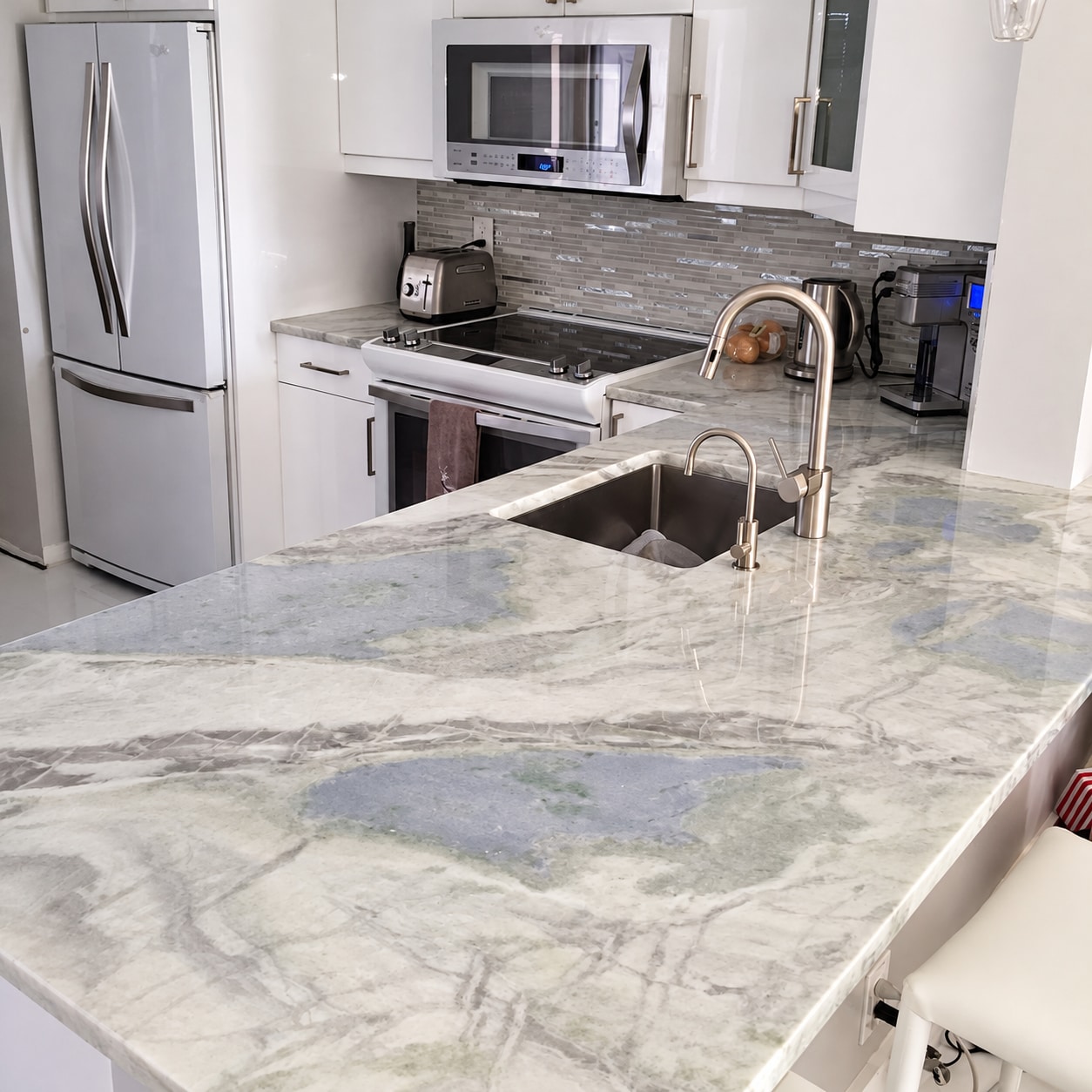 White kitchen & mosaic backsplash