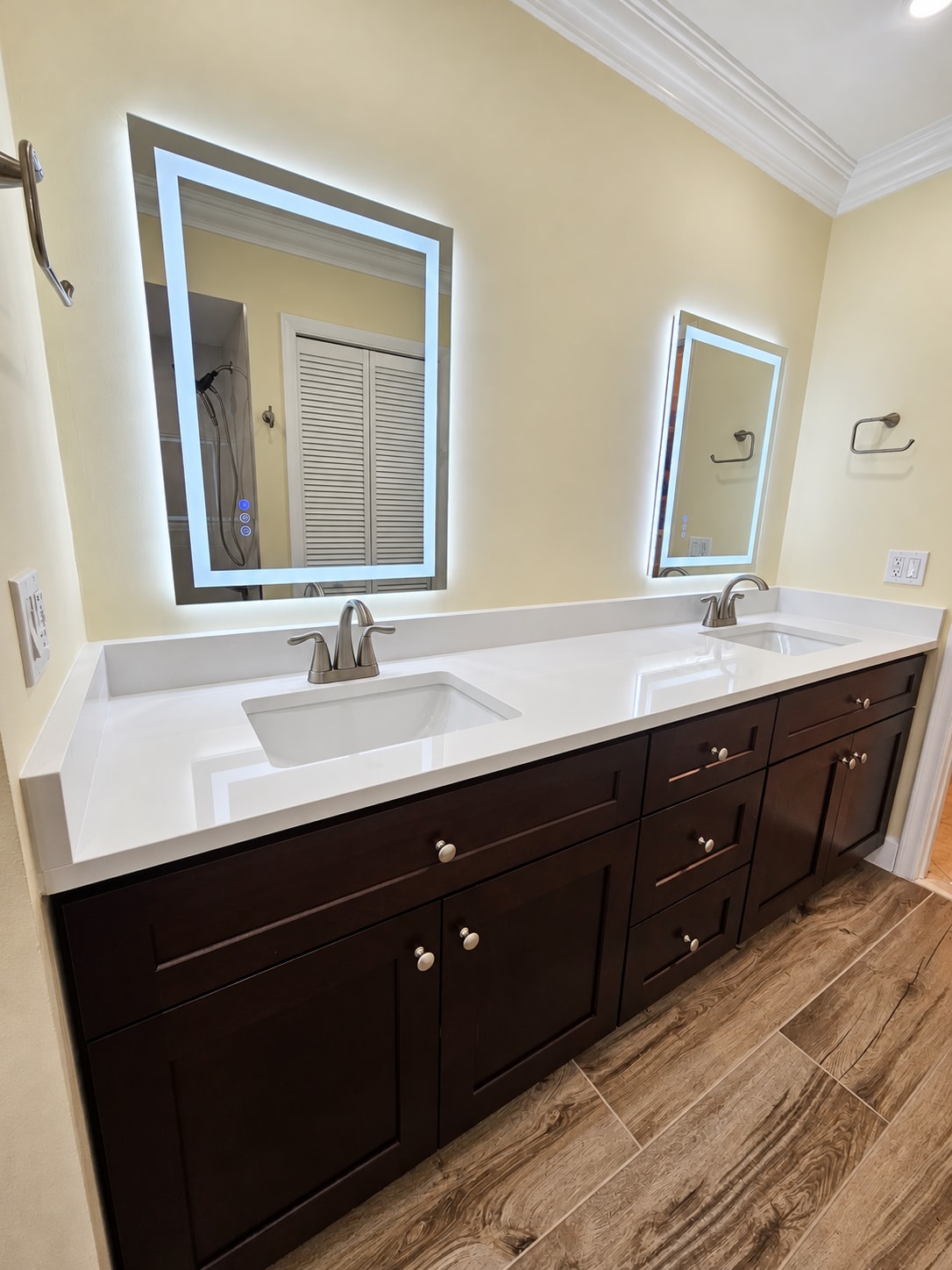 Double vanity & tub bathroom