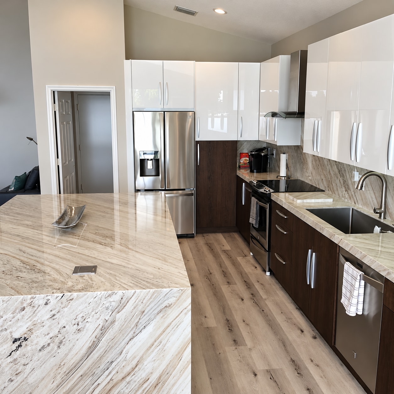 Modern kitchen & marble island — project view 3