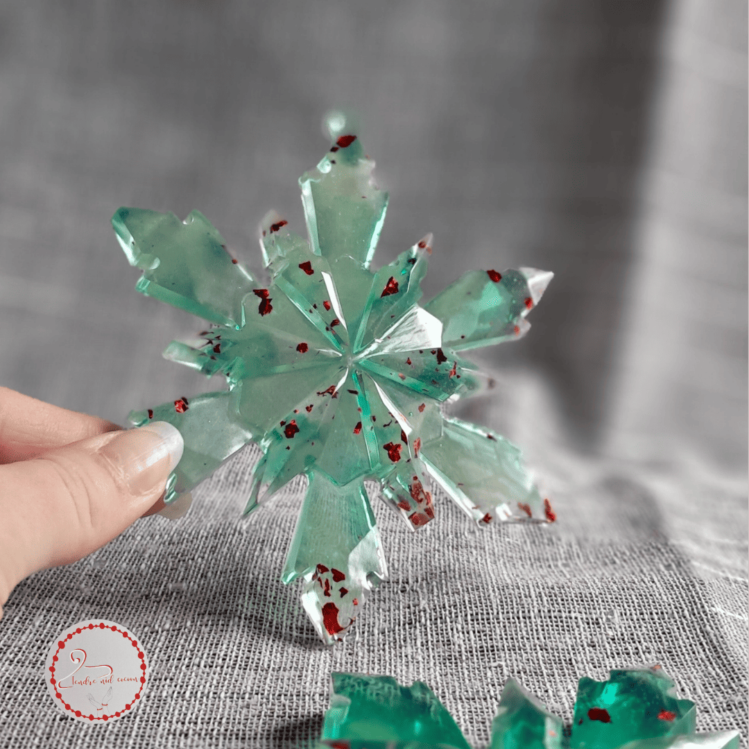 Lot de deux flocons en résine époxy -vert forêt - feuilles rouges