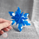 Miniature : Un flocon en résine époxy - bleu mica brillant