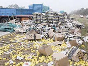 Sunchales: volcó camión cargado de limones