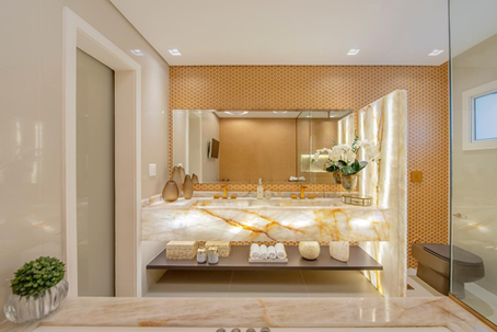 O Segredo do Banheiro Master: Bancadas em Ônix Retroiluminado e o Toque de Luxo das Mansões