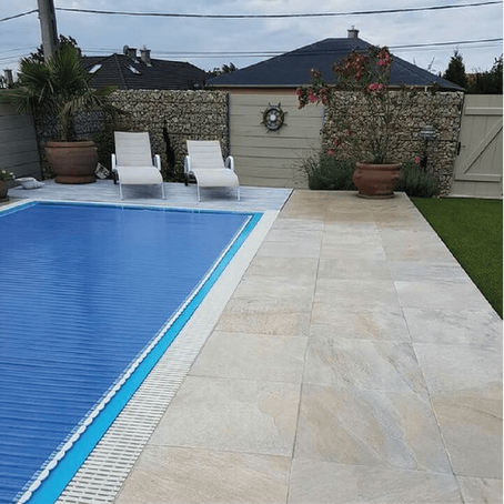 Guia Prático: Pedras Naturais para Revestimento de Piscinas - Segurança e Estilo