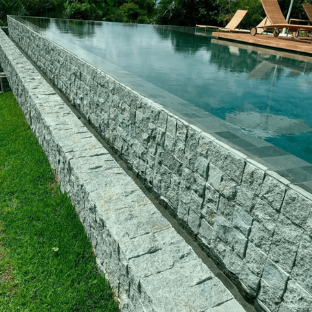 Pedra Hijau: O Segredo da Cor Esmeralda em Piscinas e a Resistência à Água Salgada