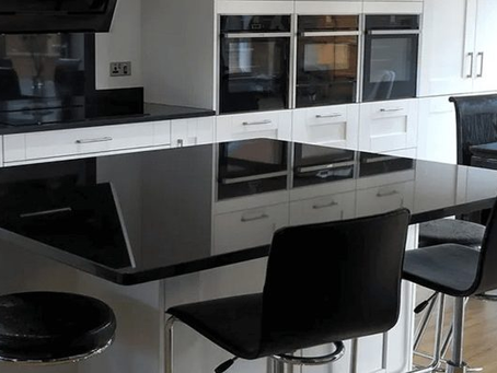Granito Preto Absoluto vs. São Gabriel: Desvendando as Diferenças para Sua Cozinha