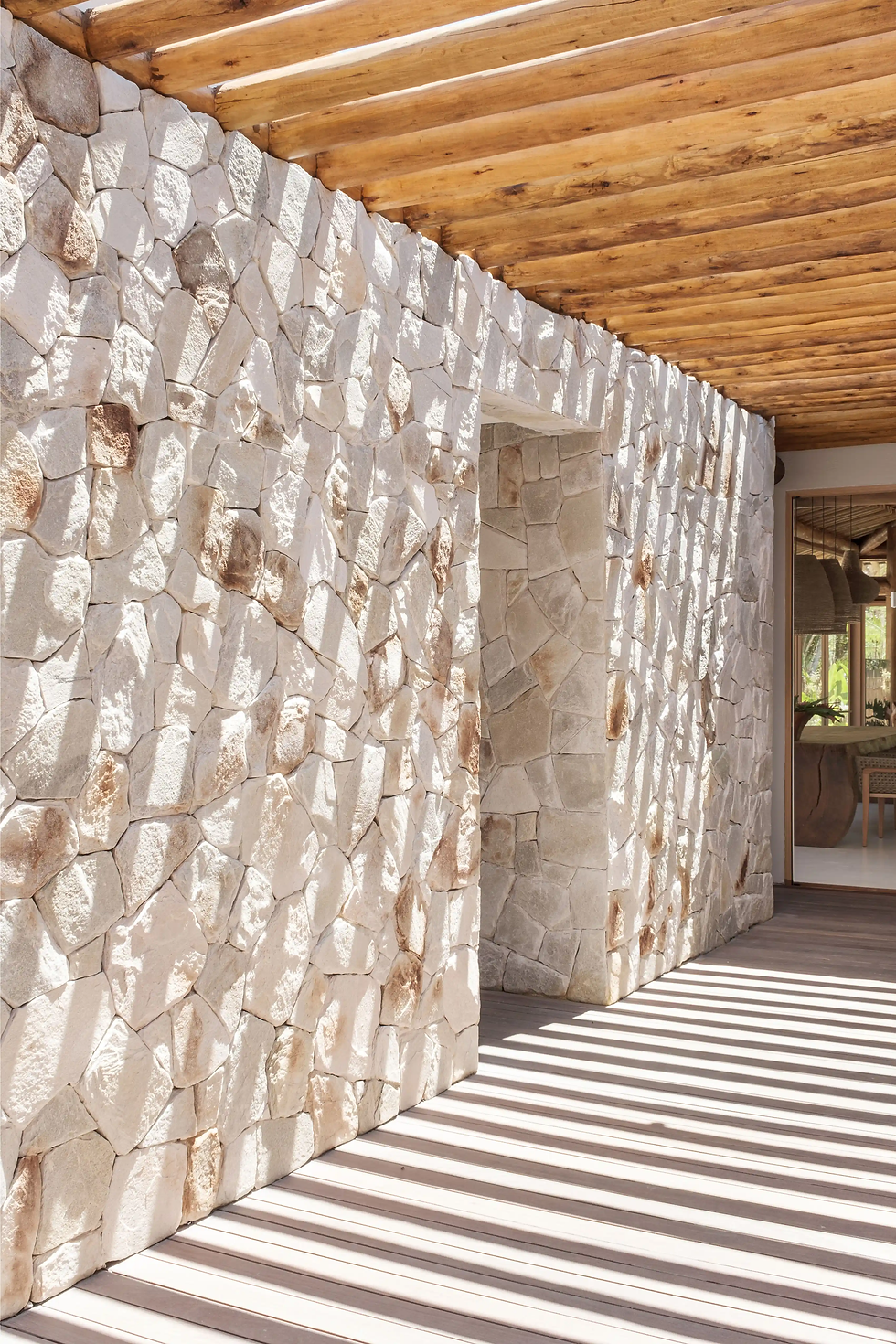 Pedras Naturais em Projetos de Infraestrutura Urbana: Durabilidade e Estética em Calçadas, Praças e Mobiliário Urbano.