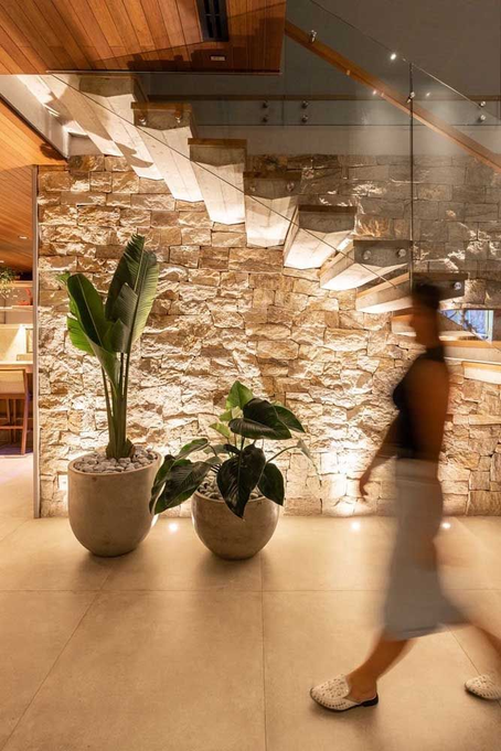 A Arte da Paginação Paramétrica com Pedras Naturais: Design Complexo e Exclusivo para Construtoras Inovadoras.