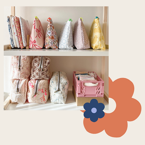 Aperçu d'une étagère dans l'atelier contenant quelques produits.