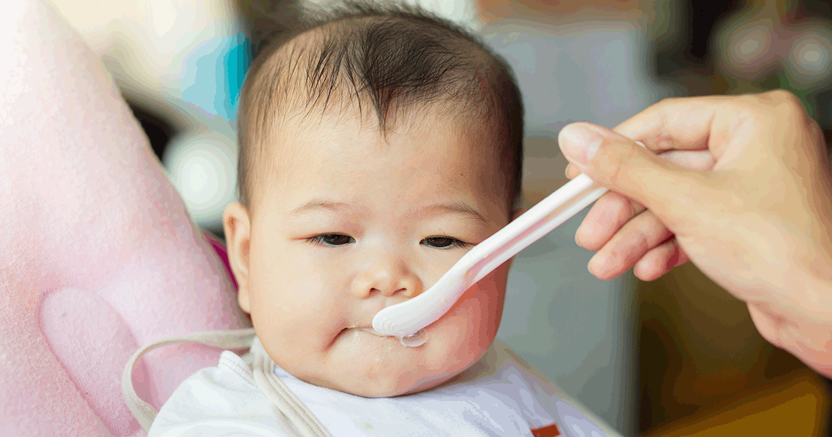 อาหารตามวัยสำหรับทารกควรให้เมื่อไหร่ หากให้เร็วไปจะมีปัญหาหรือไม่?