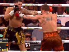 Canelo surclasse Edgar Berlanga et conserve ses ceintures WBC,WBO et WBA chez les super-moyens