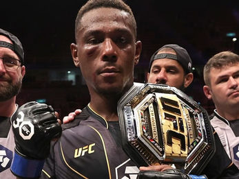 Jamahal Hill, nouveau champion des lourds-légers, envoie Glover Teixeira à la retraite !