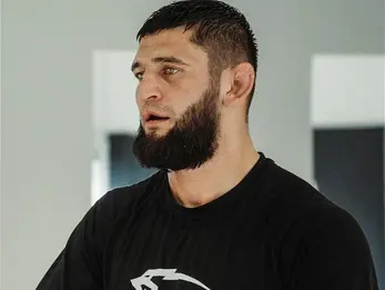 Khamzat Chimaev ému par une orpheline en Tchétchénie (Vidéo)