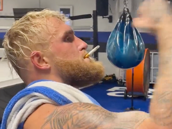 Jake Paul s'entraine pour Nate Diaz... une cigarette à la bouche !