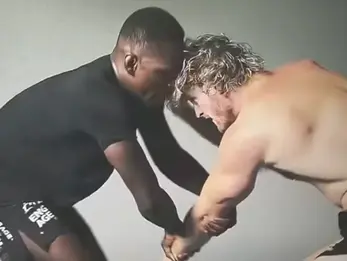 Logan Paul se fait "défoncer" par Israel Adesanya et Alexander Volkanovski !
