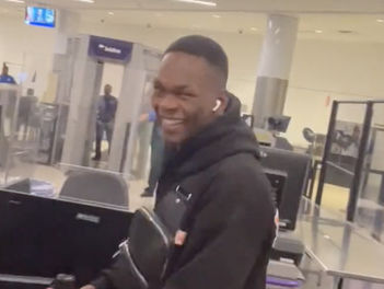 Israel Adesanya et Alex Pereira se croisent à l'aéroport ! (Vidéo)