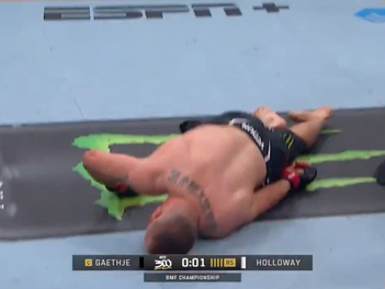 Max Holloway met Justin Gaethje KO dans les dernières secondes du combat à l'UFC 300 !