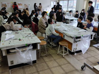 万世小学校（11月28日）と南部コミセン（12月15日）を会場に紅花染め体験を開催しました。