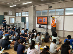 東部小学校で紅花染め授業を行いました