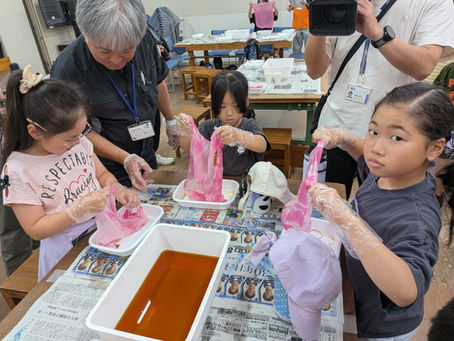 第12回しんきんこども塾で「紅花染め体験」を行いました。
