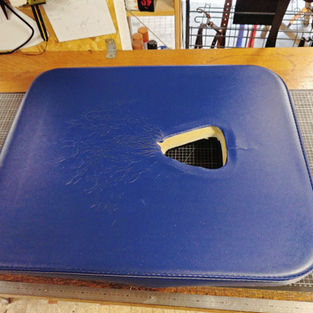 Repose tête, haut de table d'osthéopathe, simili-cuir bleu brulée par le gel hydroalcoolique