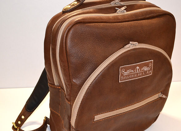 Sac à dos , réalisé sur commande, cuir grainé épais couleur marron châtaigne, doublure en toile coton épais orange