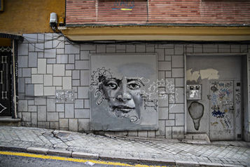El Niño de las Pinturas sigue dando vida a los muros de su ciudad.