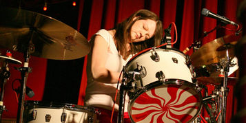 Silenciosa, ermitaña e indiferente el éxito de Meg White, la batería de The White Stripes.