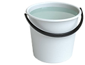 Cubeta con agua utilizada en la mezcla de materiales de construcción.