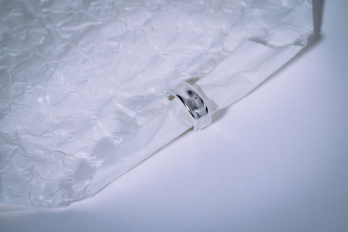 Earcuff en argent au style minimaliste et texturé, bijou fait main en France sur commande