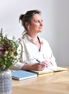 Irene Kaiser sitzend am Tisch