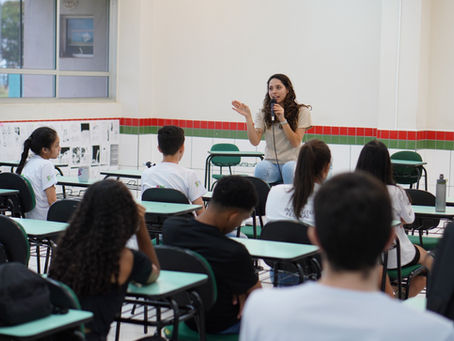 Deputada Ana Júlia propõe criação da Rede Estadual de Cursinhos Populares do Paraná para ampliar acesso à educação superior