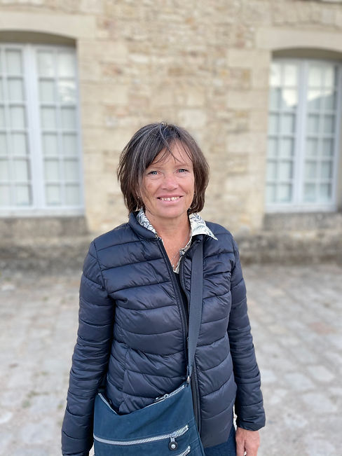 Agnès Giraudeau guide un groupe de touristes devant la Corderie royale de Rochefort en Charente-Maritime