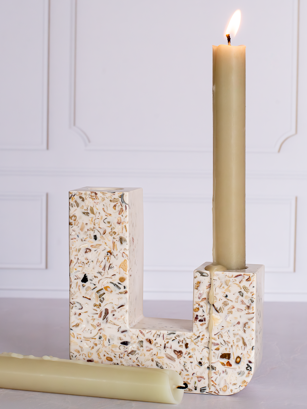 Biophilic Jesmonite Gypsum Acrylic Resin Home Decor Candle Holder Stand U-shaped Holds 2 Candlesticks Seashells Book-end