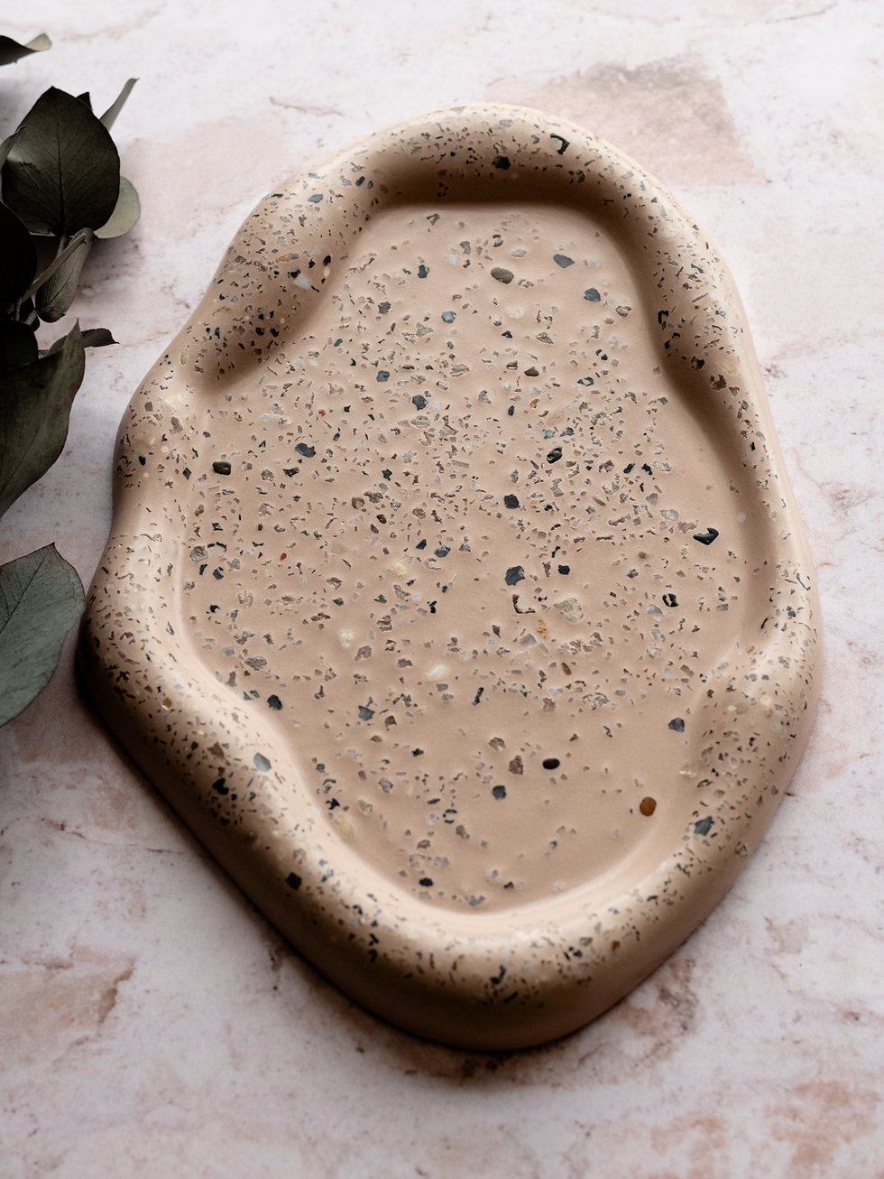 Biophilic Jesmonite Gypsum Acrylic Resin Home Decor Trinket Dish Coaster Tray Bathroom Decor Display Tray Mix Quartz Pebbles