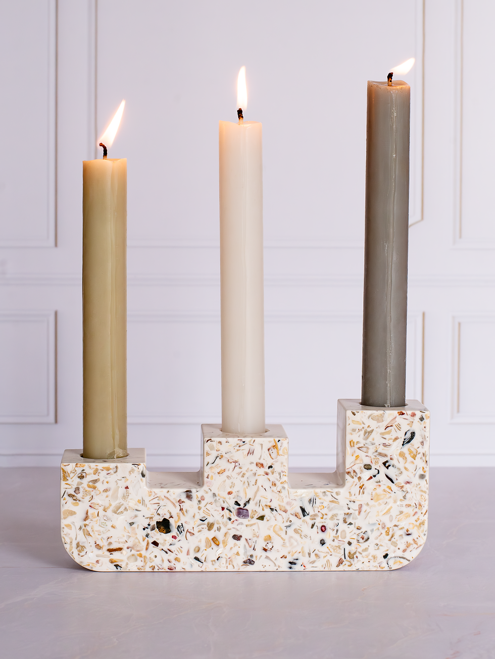 Biophilic Jesmonite Gypsum Acrylic Resin Home Decor Candle Holder Stand Holds 3 Candlesticks Seashells Off-White Decorative