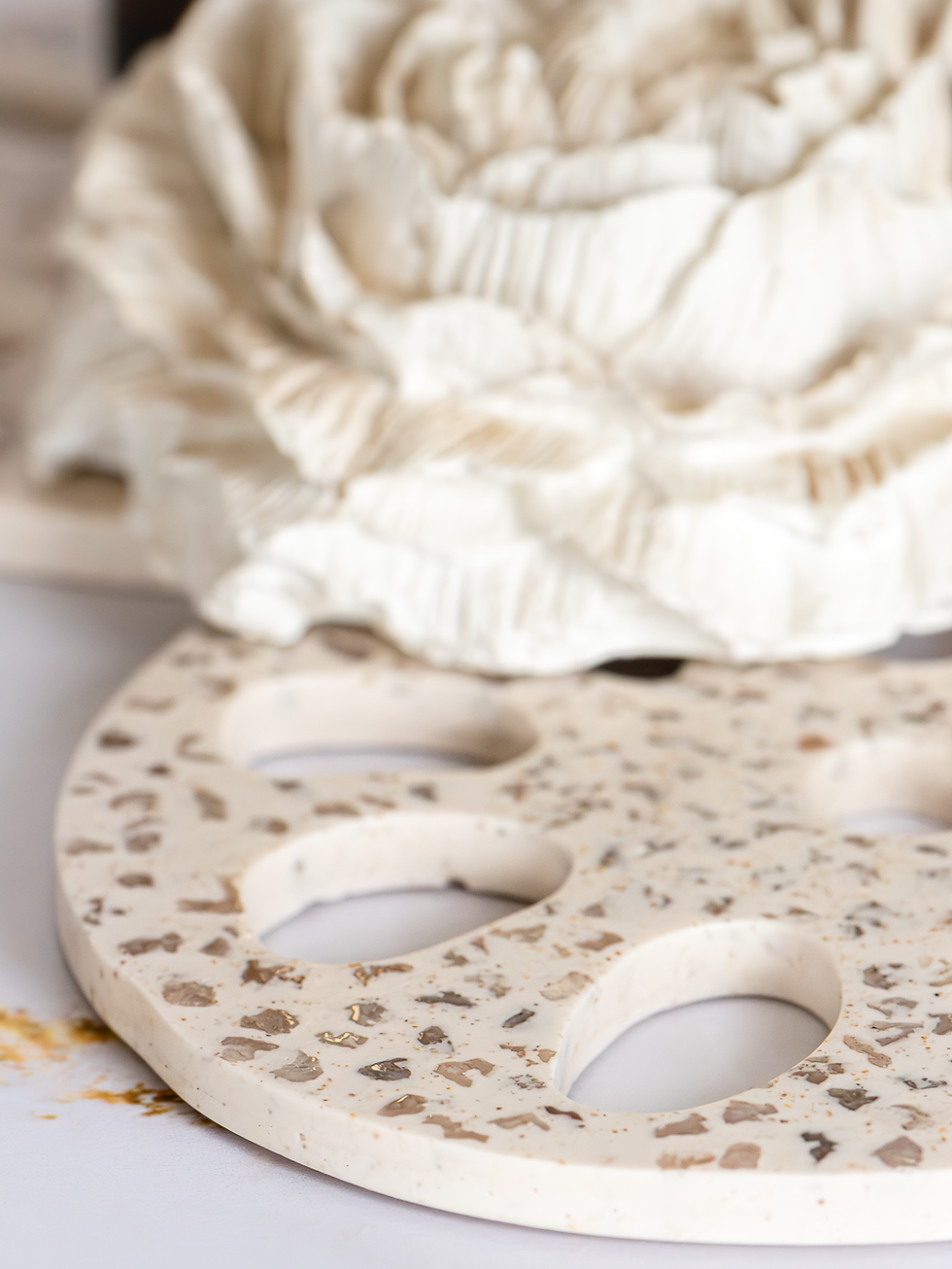 Biophilic Jesmonite Gypsum Acrylic Resin Home Decor Lotus Root Decorative Coaster Cut-Out with Beach Sand and Quartz Pebbles