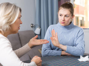 Mães narcisistas: a necessidade de falar, dominar e estar sempre no centro das atenções