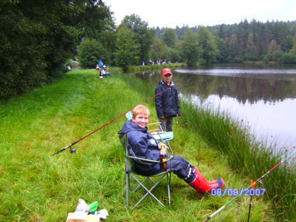 Kinder bei der Ferienaktion des Fischereivereins